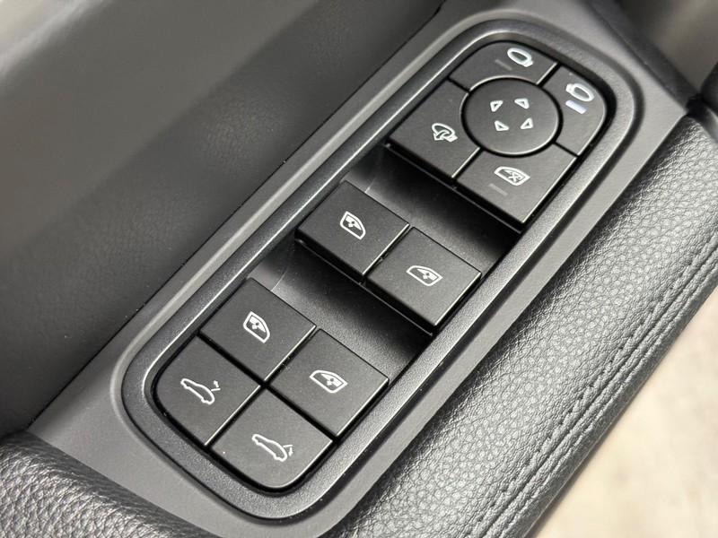 Porsche Cayenne Vehicle Full-screen Gallery Image 23