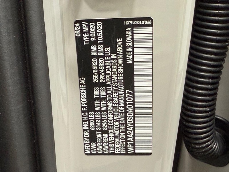 Porsche Cayenne Vehicle Full-screen Gallery Image 25