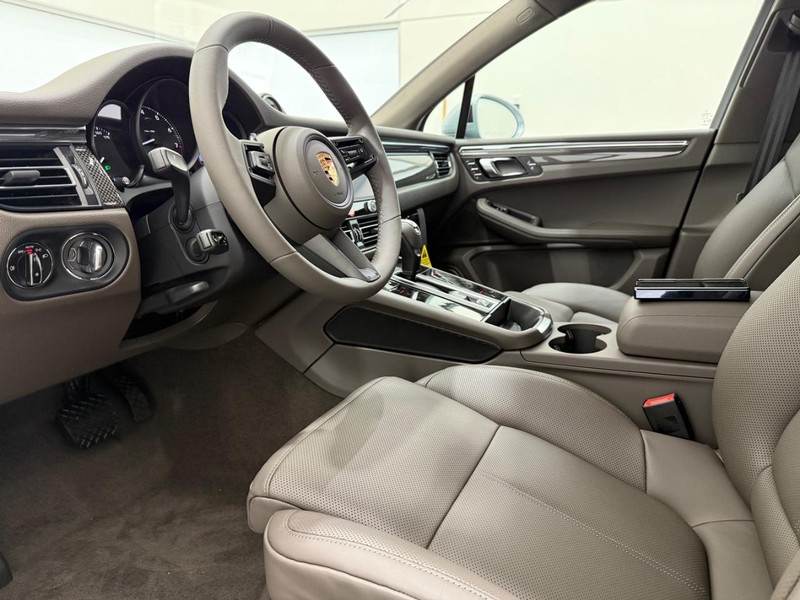 Porsche Macan Vehicle Full-screen Gallery Image 5