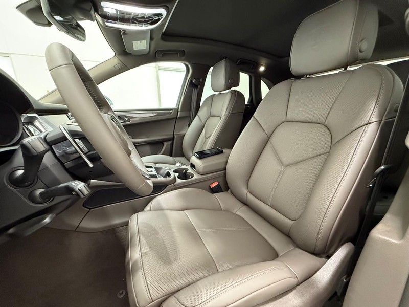 Porsche Macan Vehicle Full-screen Gallery Image 6