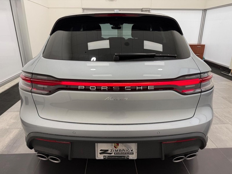 Porsche Macan Vehicle Full-screen Gallery Image 7