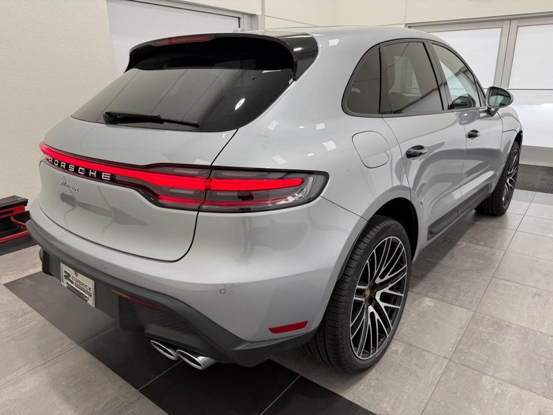 Porsche Macan Vehicle Full-screen Gallery Image 8