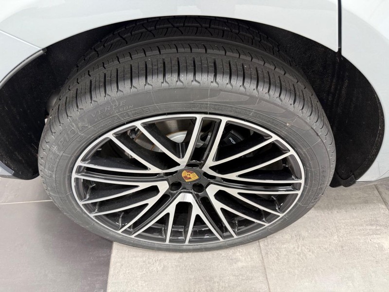 Porsche Macan Vehicle Full-screen Gallery Image 9