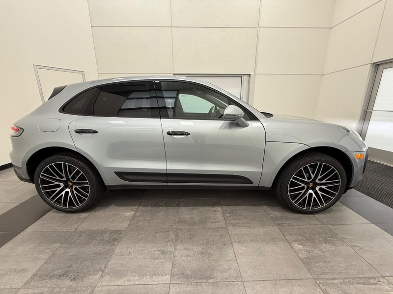 Porsche Macan Vehicle Full-screen Gallery Image 10
