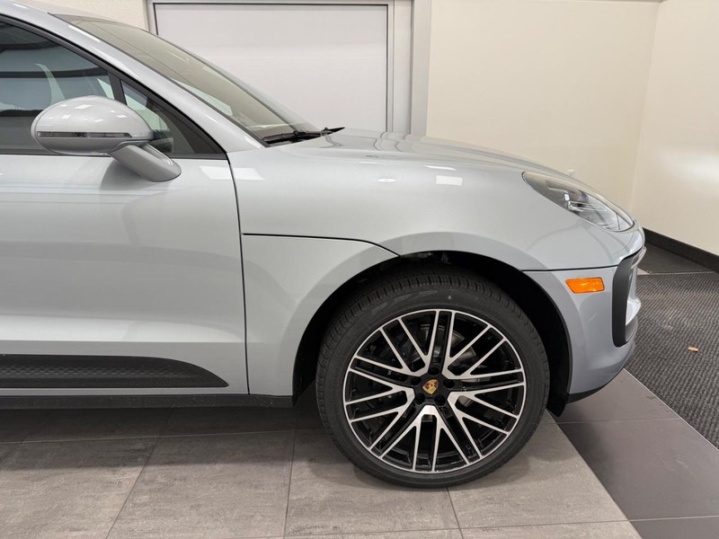 Porsche Macan Vehicle Full-screen Gallery Image 11