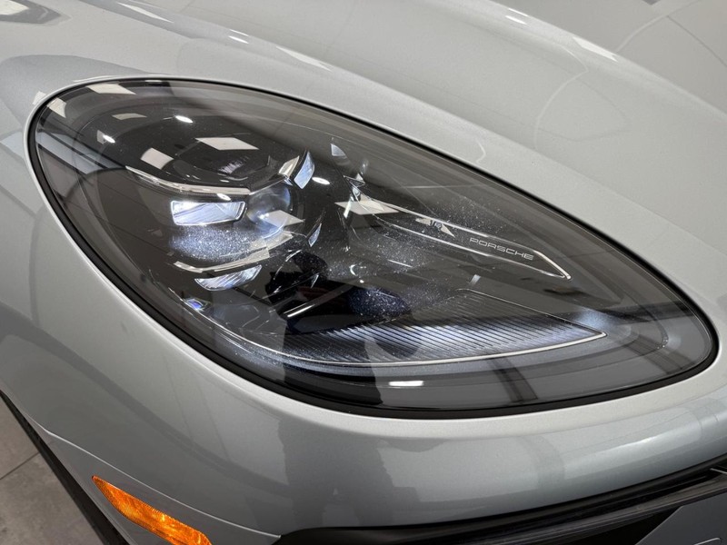 Porsche Macan Vehicle Full-screen Gallery Image 12