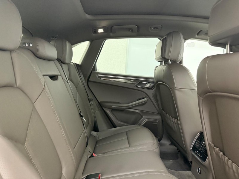 Porsche Macan Vehicle Full-screen Gallery Image 13