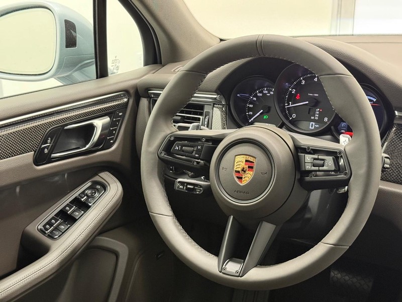 Porsche Macan Vehicle Full-screen Gallery Image 16