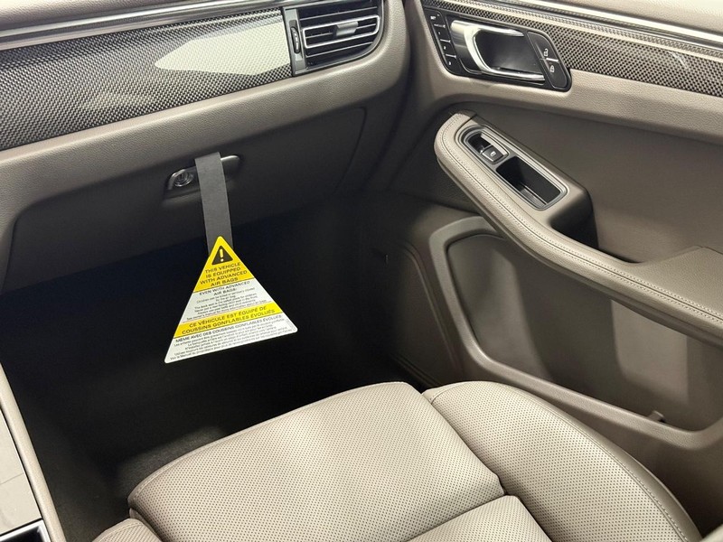 Porsche Macan Vehicle Full-screen Gallery Image 17