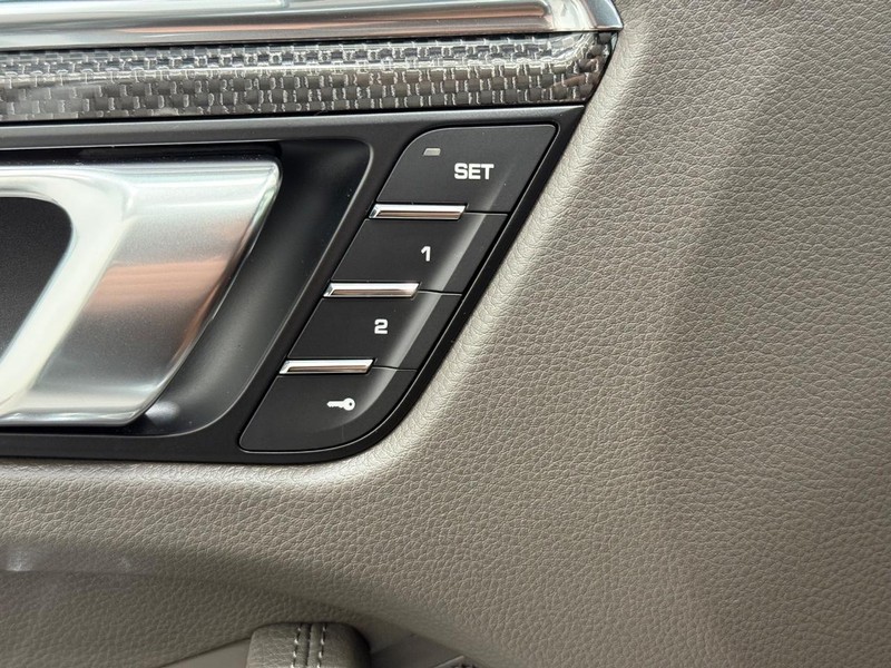 Porsche Macan Vehicle Full-screen Gallery Image 18