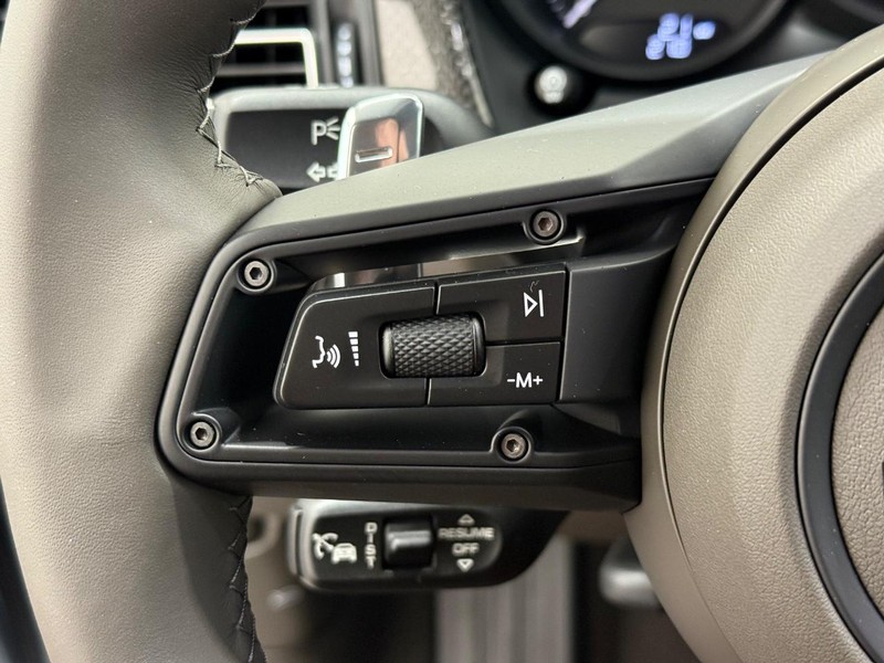 Porsche Macan Vehicle Full-screen Gallery Image 19