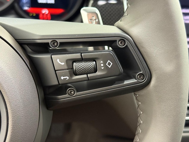 Porsche Macan Vehicle Full-screen Gallery Image 20