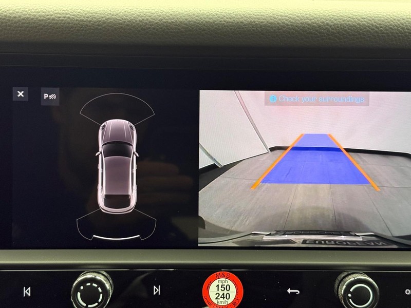 Porsche Macan Vehicle Full-screen Gallery Image 21