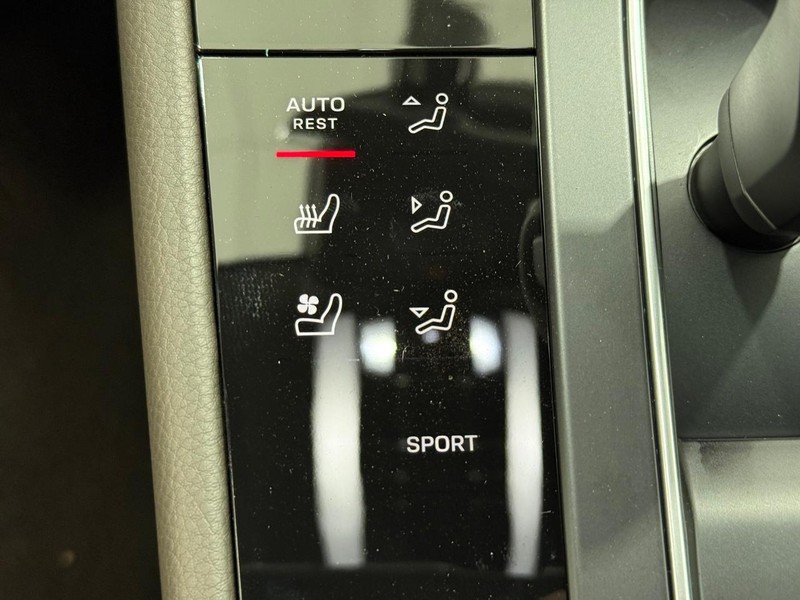 Porsche Macan Vehicle Full-screen Gallery Image 22