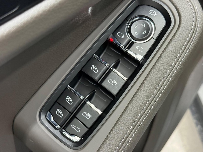 Porsche Macan Vehicle Full-screen Gallery Image 23