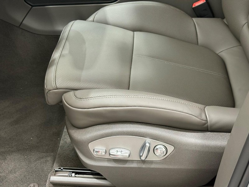 Porsche Macan Vehicle Full-screen Gallery Image 24