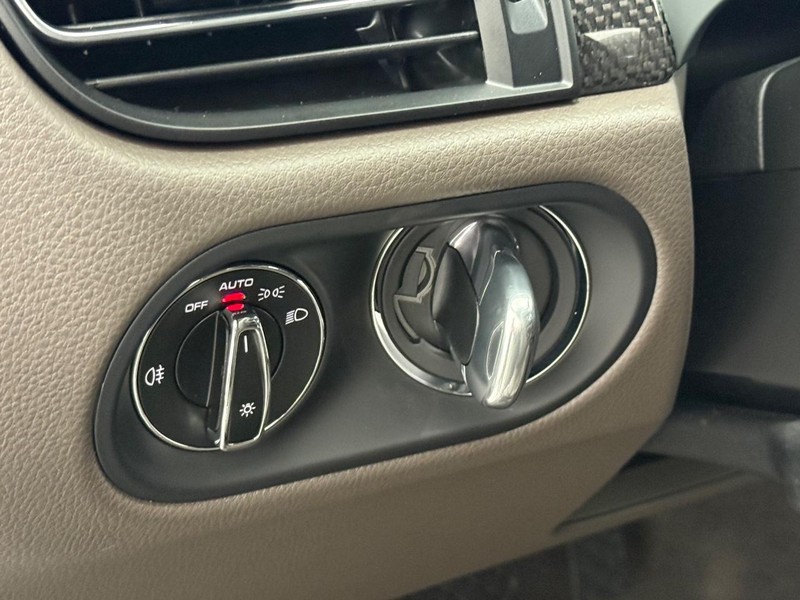 Porsche Macan Vehicle Full-screen Gallery Image 25