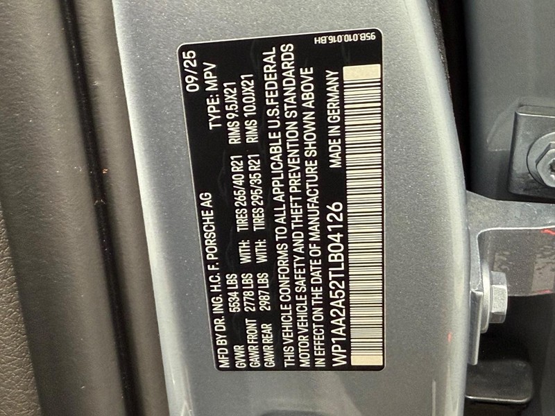 Porsche Macan Vehicle Full-screen Gallery Image 26