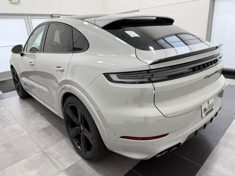 Porsche Cayenne Vehicle Full-screen Gallery Image 3