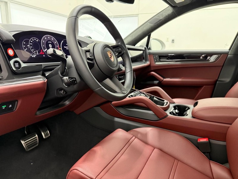 Porsche Cayenne Vehicle Full-screen Gallery Image 4