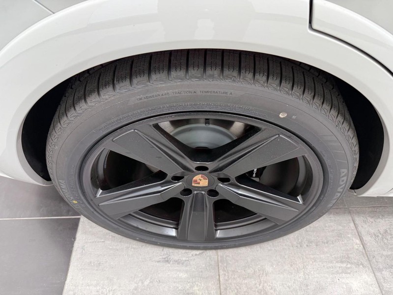 Porsche Cayenne Vehicle Full-screen Gallery Image 8