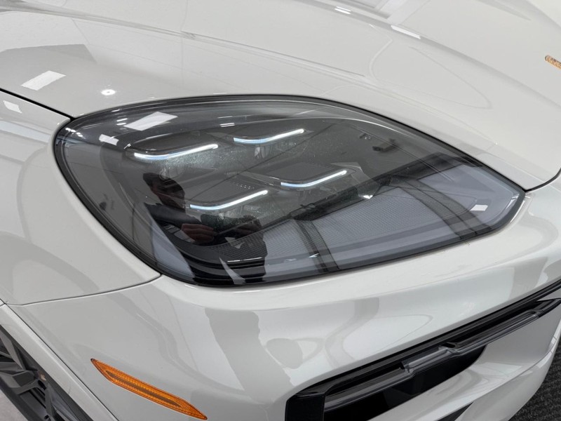 Porsche Cayenne Vehicle Full-screen Gallery Image 11