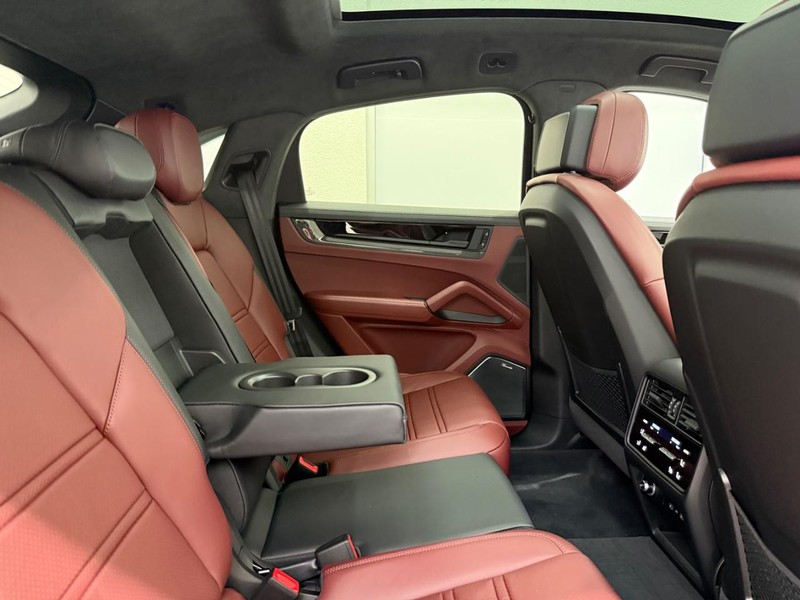 Porsche Cayenne Vehicle Full-screen Gallery Image 13