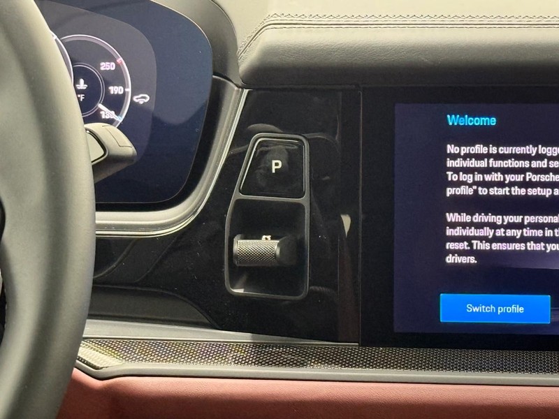 Porsche Cayenne Vehicle Full-screen Gallery Image 16