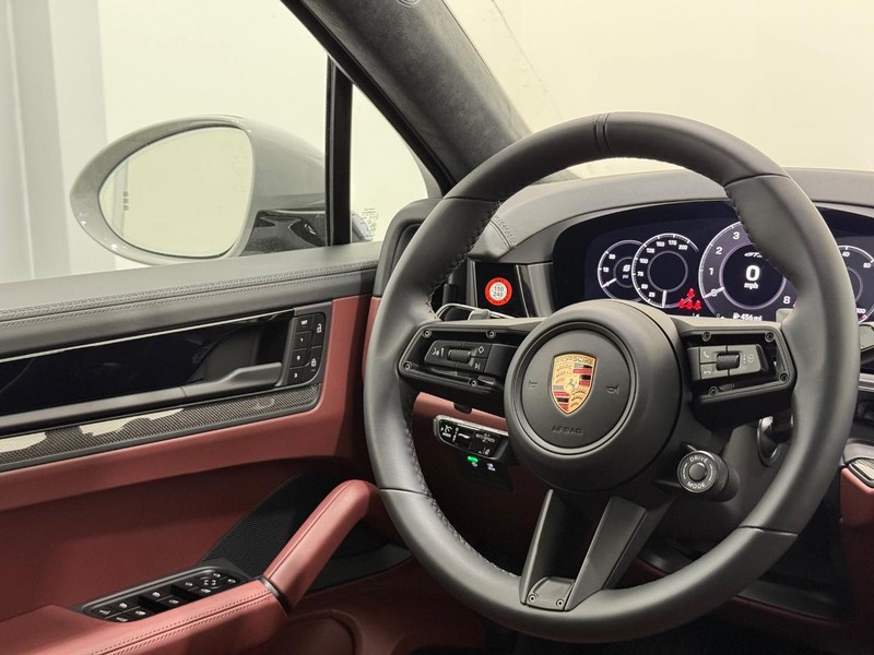 Porsche Cayenne Vehicle Full-screen Gallery Image 17