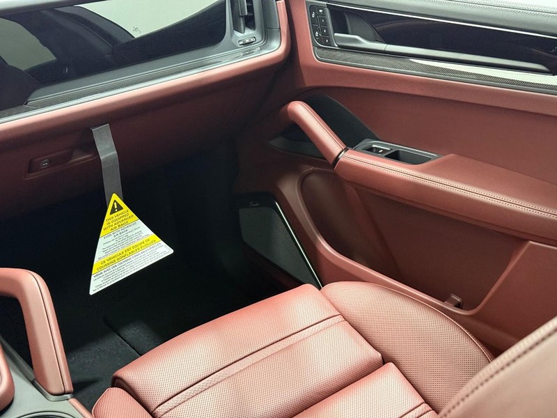 Porsche Cayenne Vehicle Full-screen Gallery Image 18