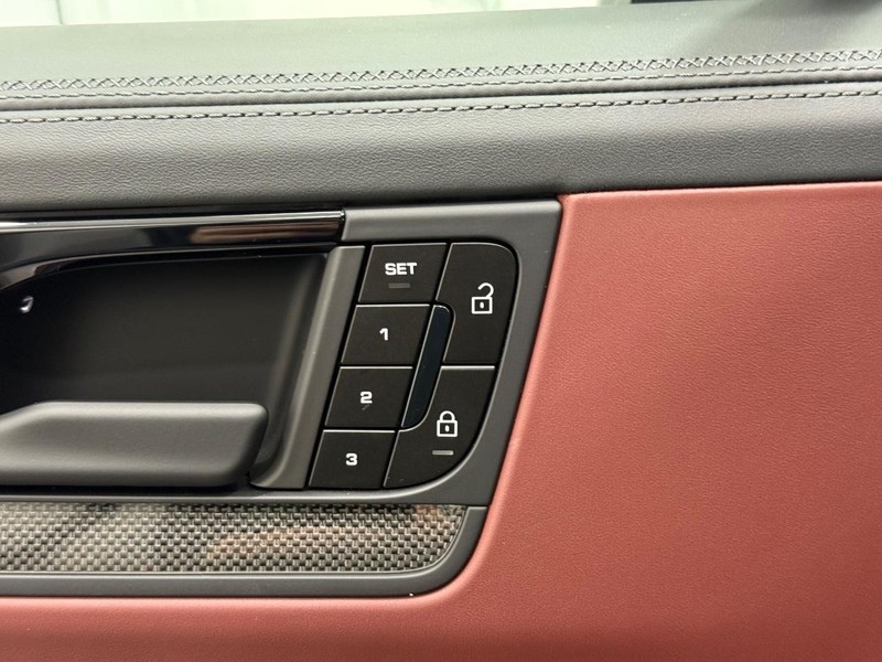 Porsche Cayenne Vehicle Full-screen Gallery Image 19