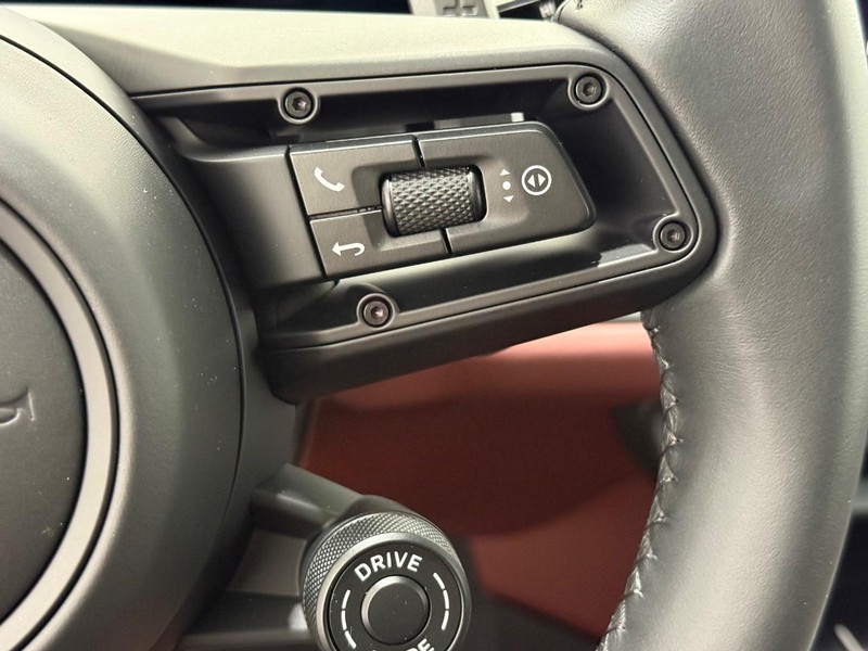 Porsche Cayenne Vehicle Full-screen Gallery Image 21