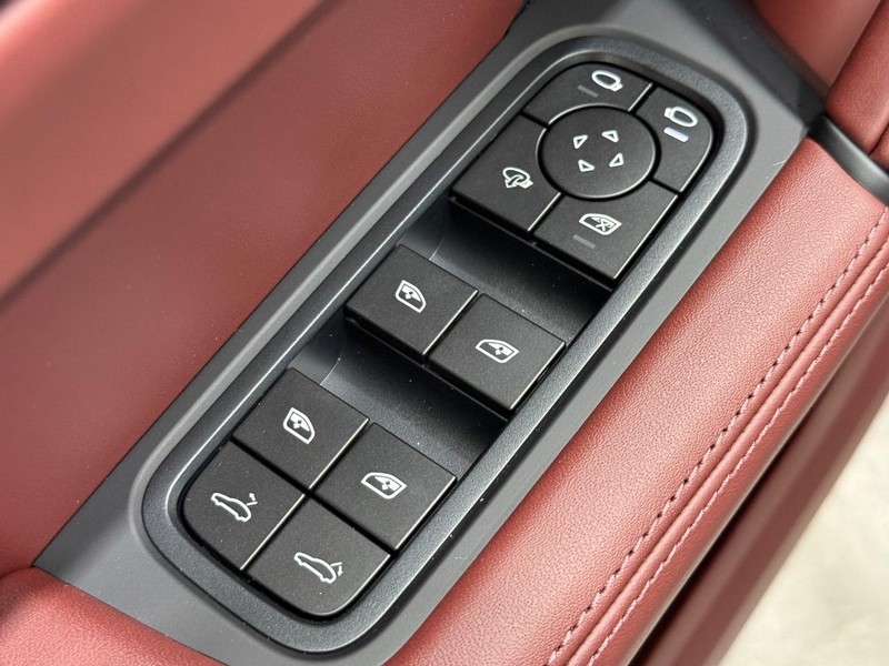 Porsche Cayenne Vehicle Full-screen Gallery Image 23