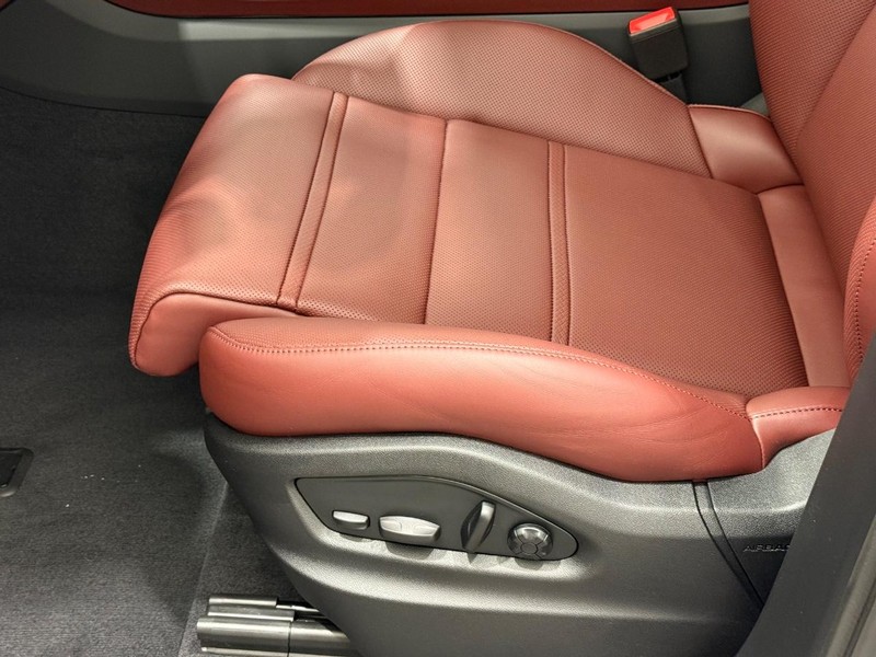 Porsche Cayenne Vehicle Full-screen Gallery Image 24