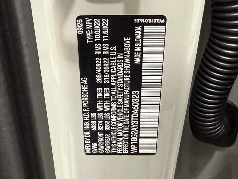 Porsche Cayenne Vehicle Full-screen Gallery Image 25