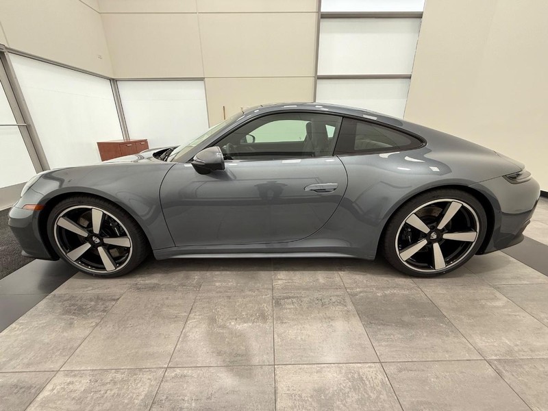Porsche 911 Vehicle Full-screen Gallery Image 2