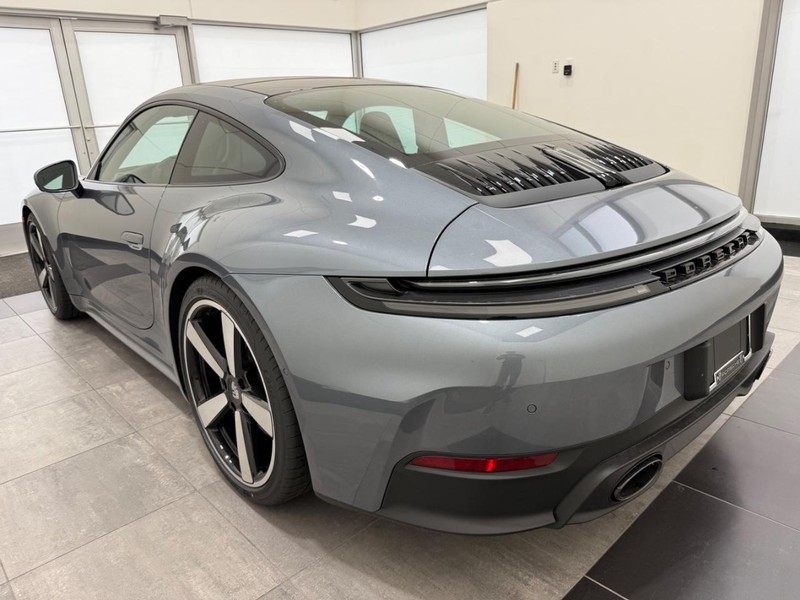 Porsche 911 Vehicle Full-screen Gallery Image 3