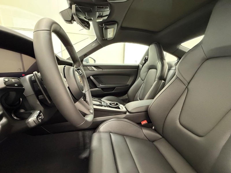 Porsche 911 Vehicle Full-screen Gallery Image 5