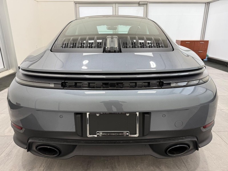 Porsche 911 Vehicle Full-screen Gallery Image 6