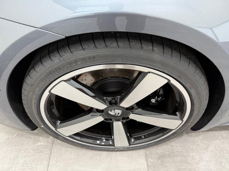 Porsche 911 Vehicle Full-screen Gallery Image 8