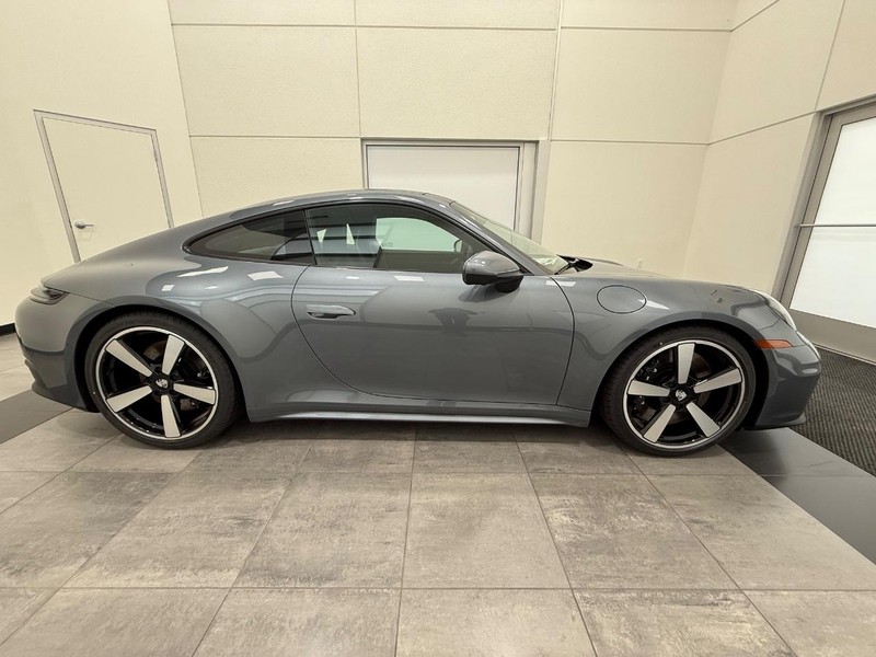 Porsche 911 Vehicle Full-screen Gallery Image 9