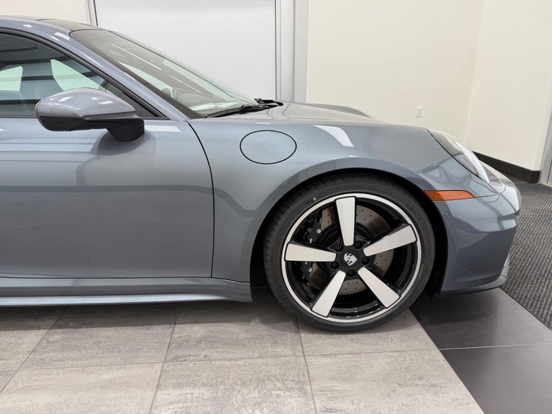 Porsche 911 Vehicle Full-screen Gallery Image 10