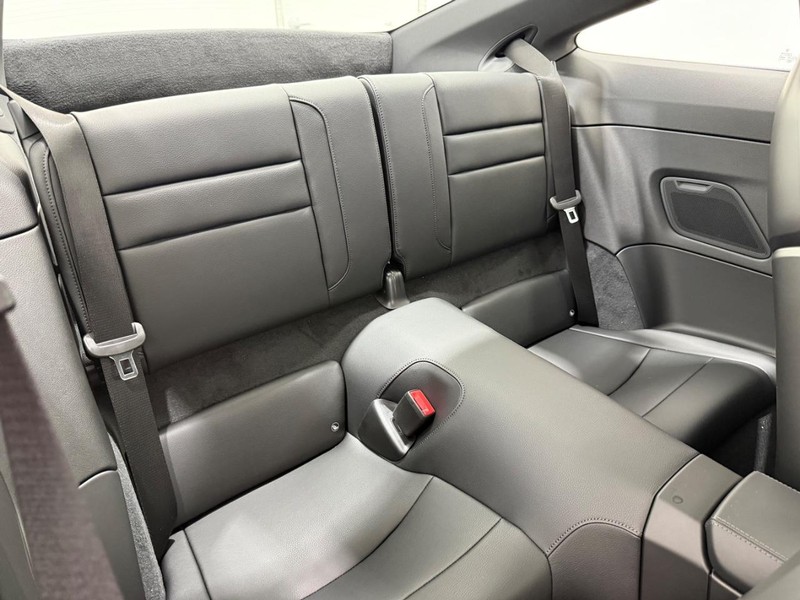 Porsche 911 Vehicle Full-screen Gallery Image 12