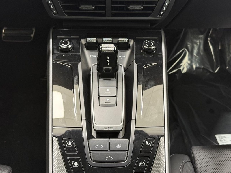 Porsche 911 Vehicle Full-screen Gallery Image 15