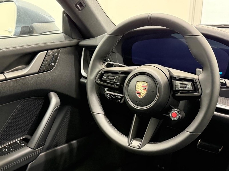 Porsche 911 Vehicle Full-screen Gallery Image 16