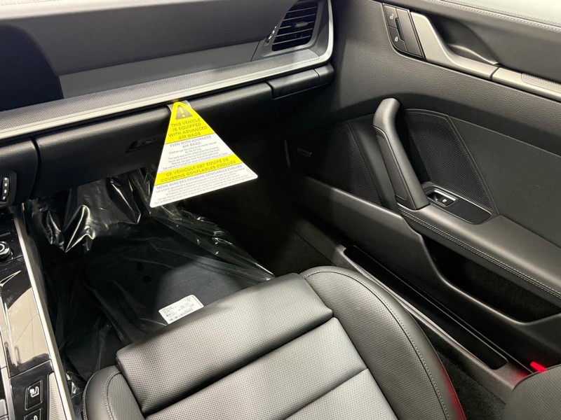 Porsche 911 Vehicle Full-screen Gallery Image 17