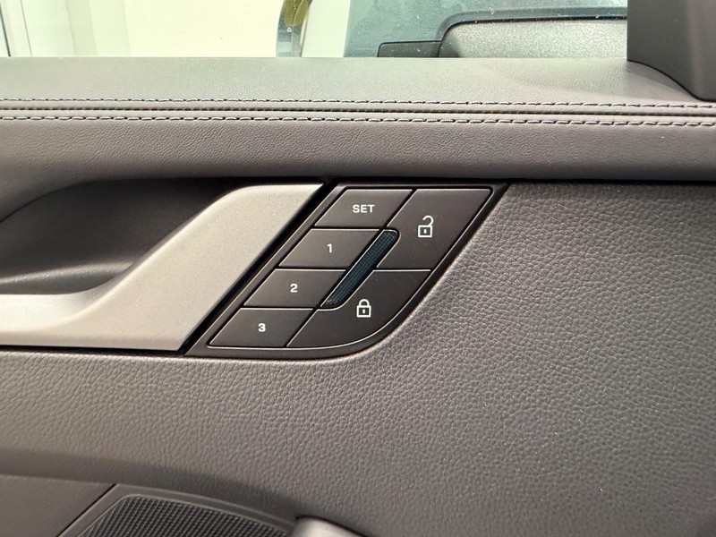 Porsche 911 Vehicle Full-screen Gallery Image 18