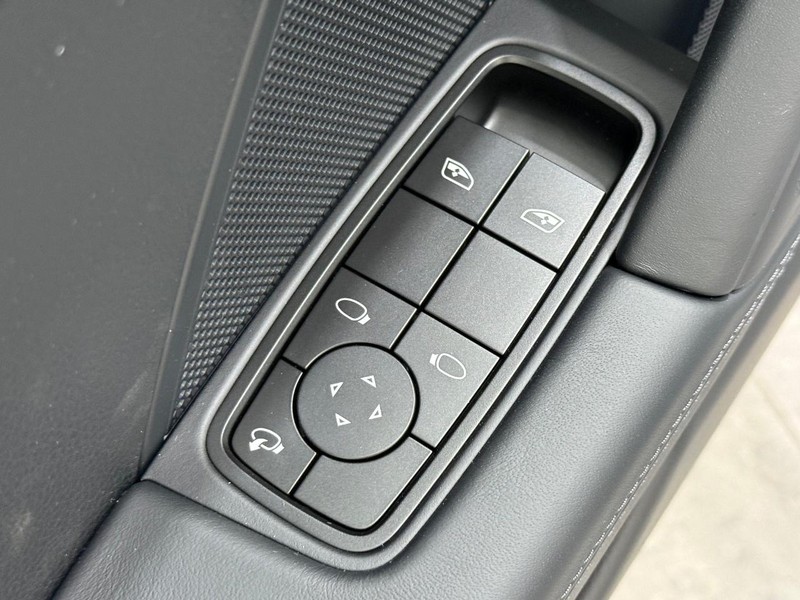 Porsche 911 Vehicle Full-screen Gallery Image 23