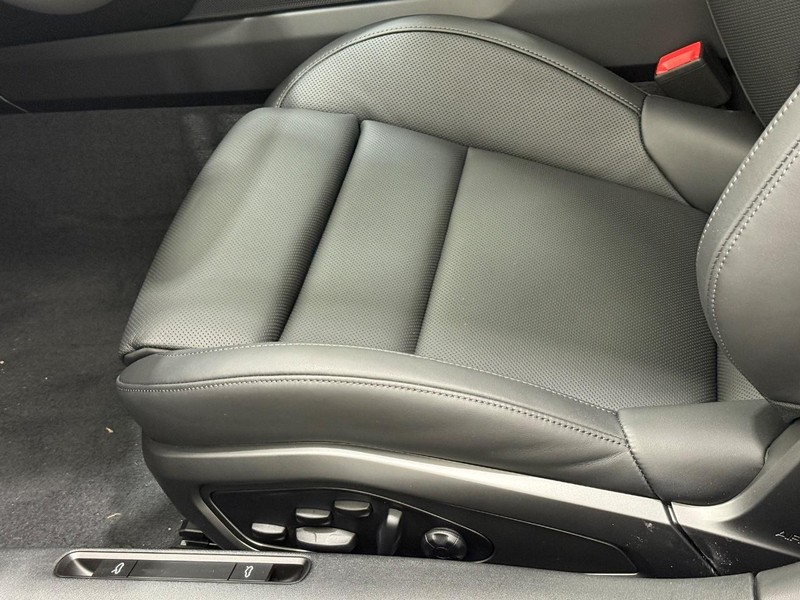 Porsche 911 Vehicle Full-screen Gallery Image 24