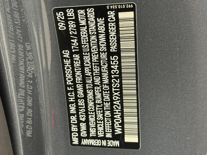 Porsche 911 Vehicle Full-screen Gallery Image 25